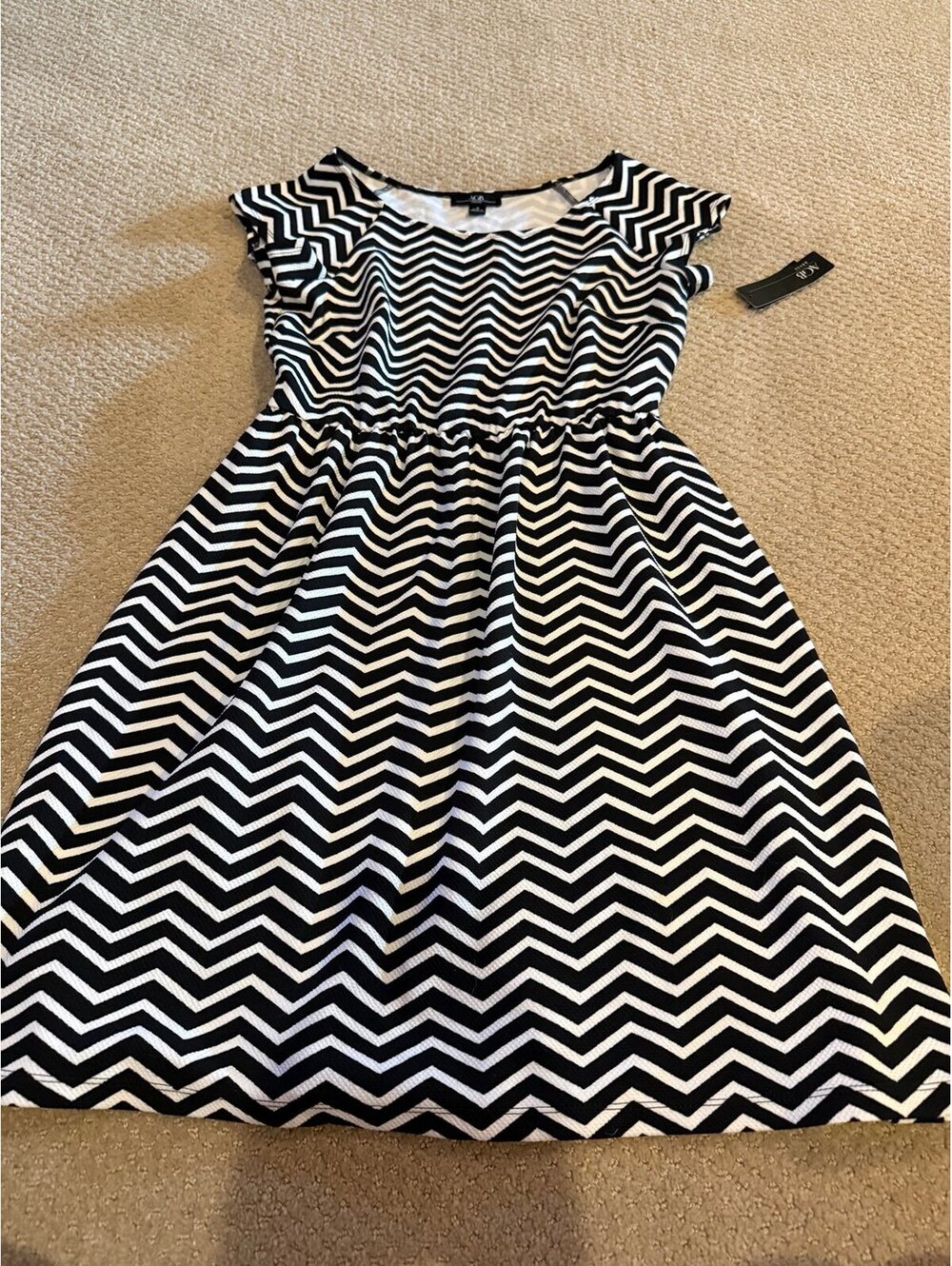 NWT AGB size 6 black and white dress